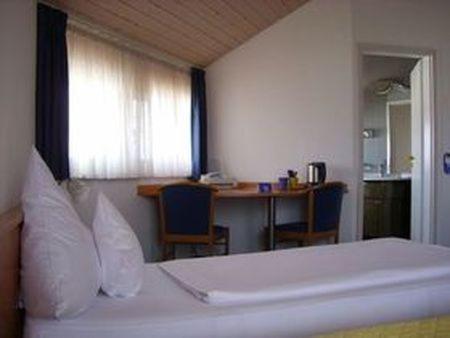 Hotel Crystal Filderstadt Rum bild